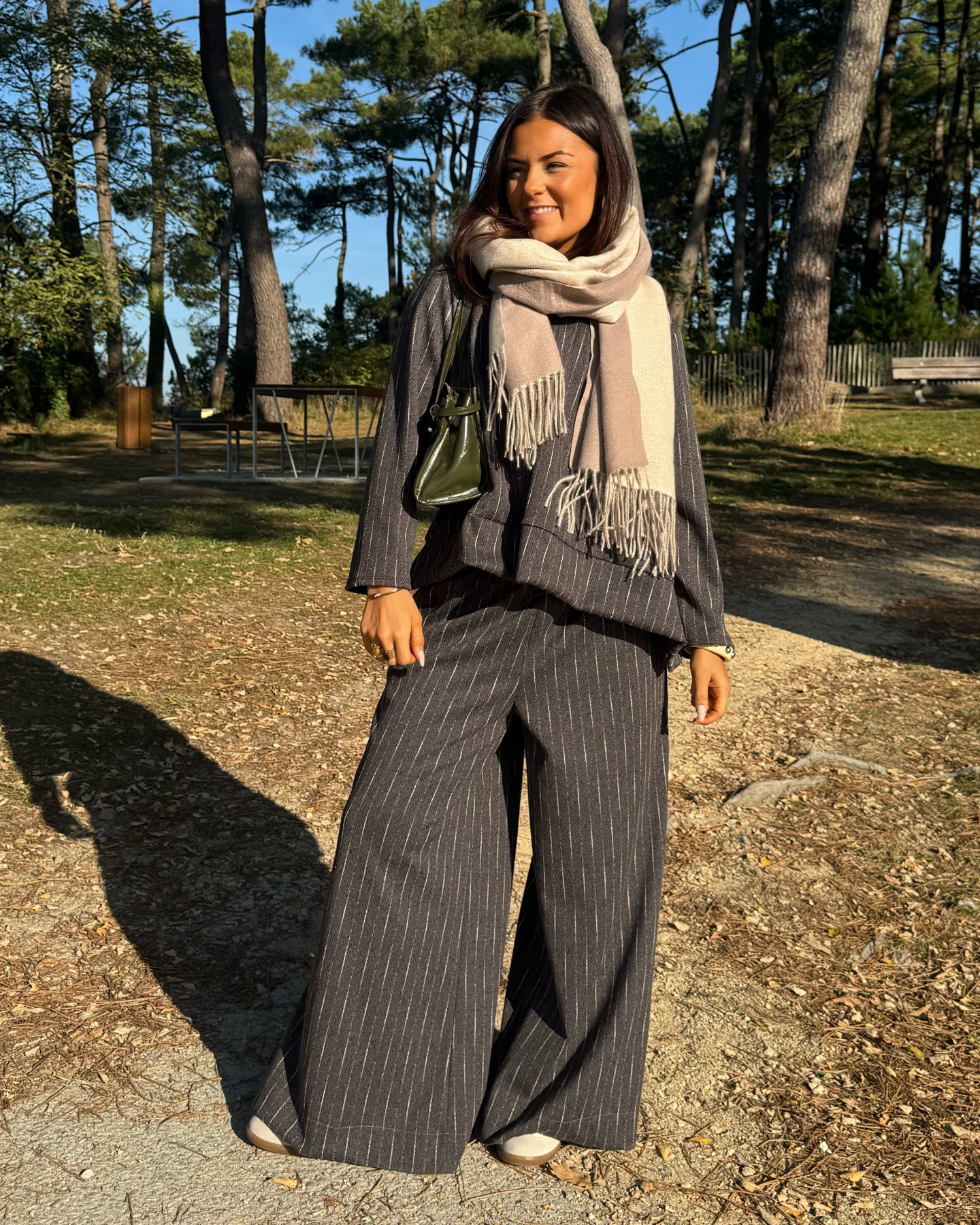 Pantalon gris à rayures