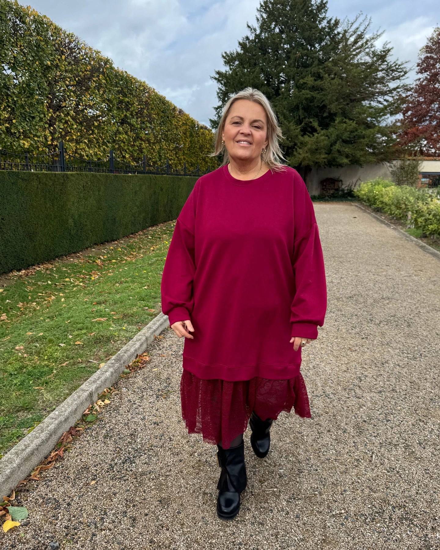 Robe-sweat à dentelle bordeaux