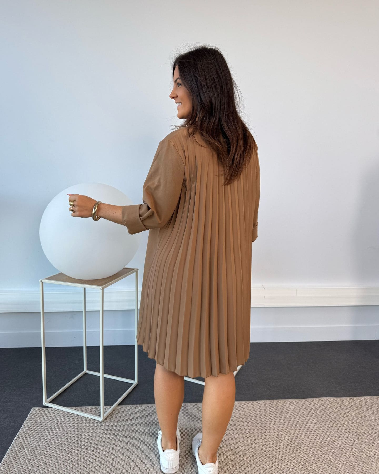 Robe dos plissé camel