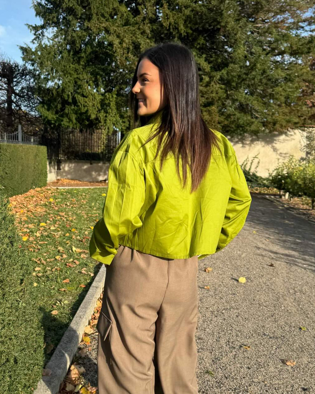 Chemise courte verte avec doublure blanche