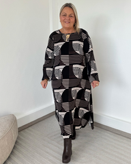 Robe gaufrée noire à imprimé rétro