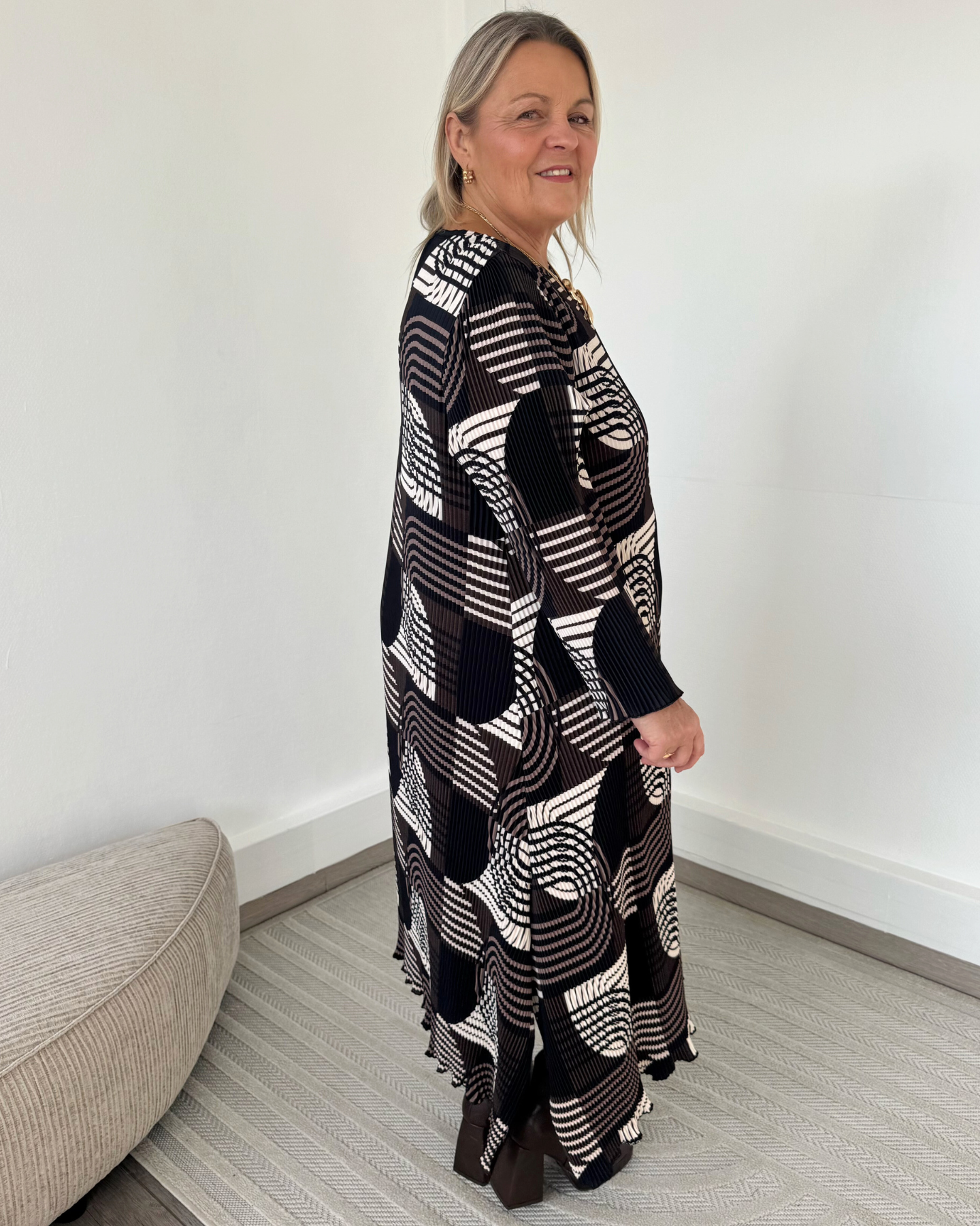 Robe gaufrée noire à imprimé rétro