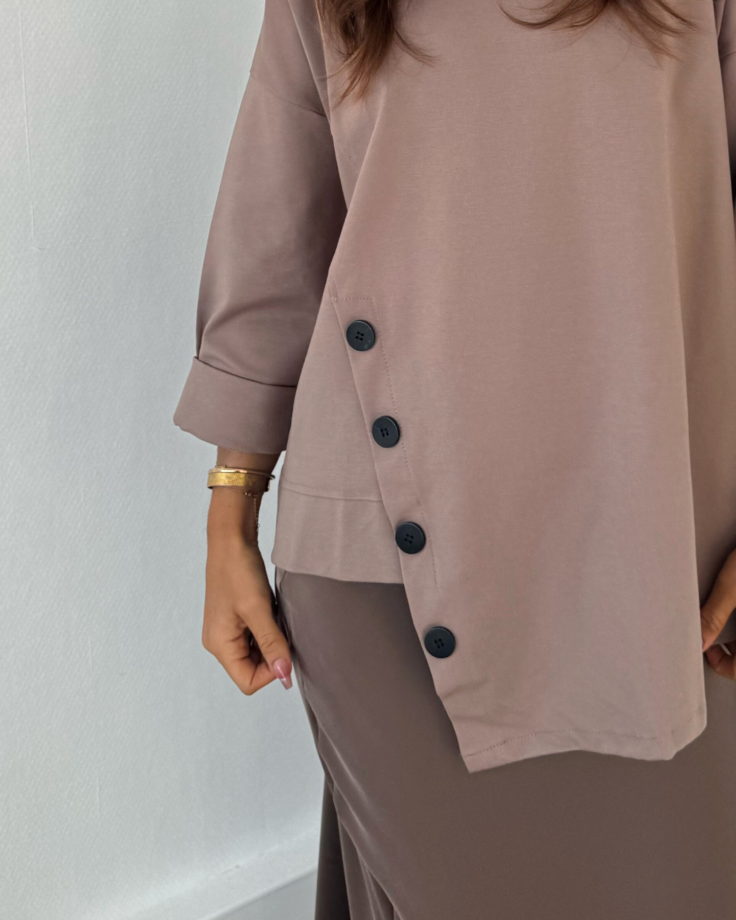 Pull asymétrique à boutons taupe