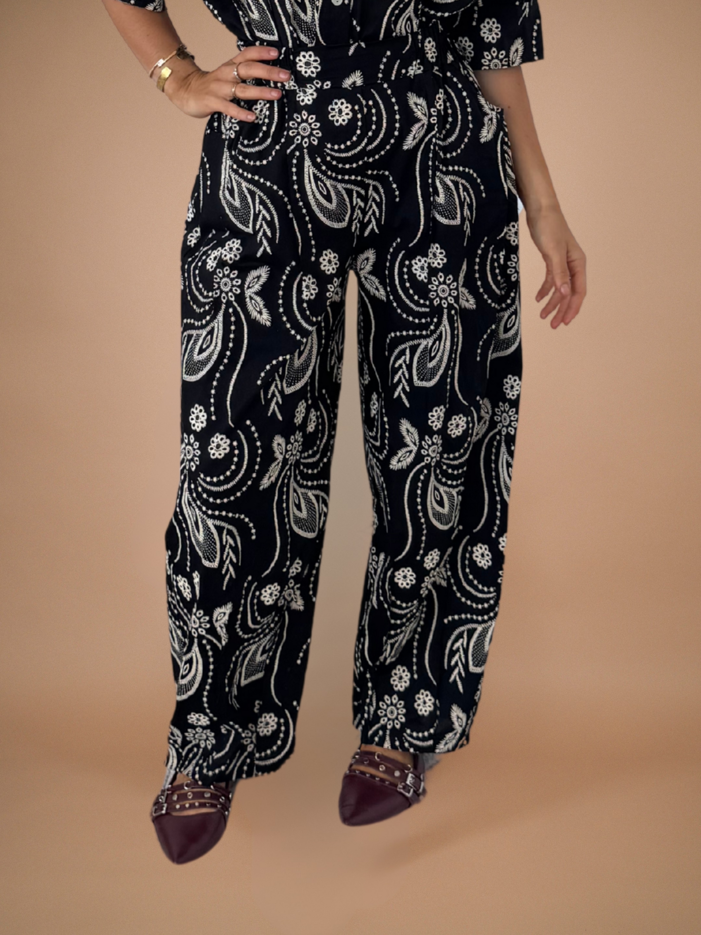 Pantalon noir effet broderie anglaise - 1541