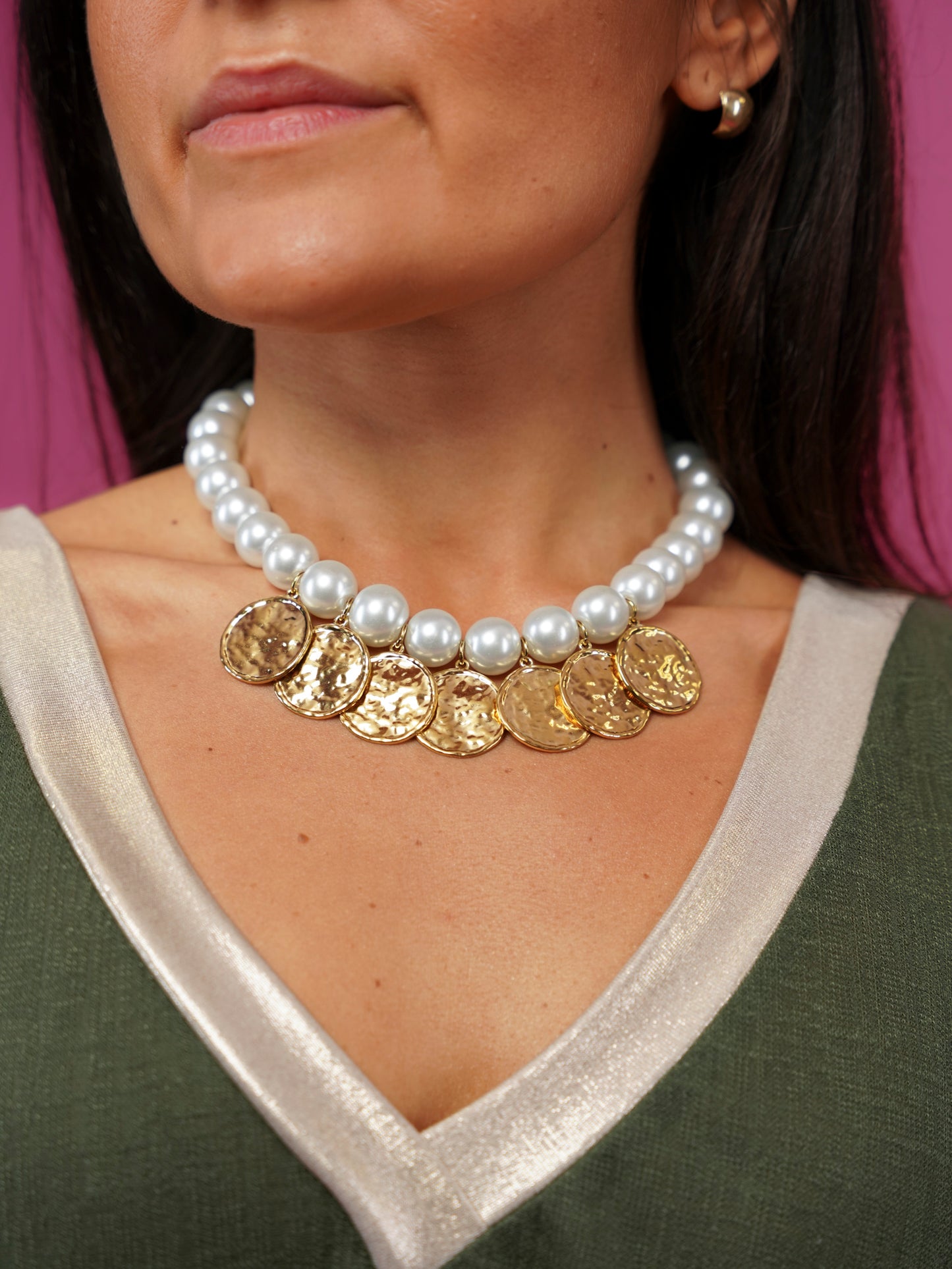 Collier ras-du-cou perlé à médaillons dorés - 1676