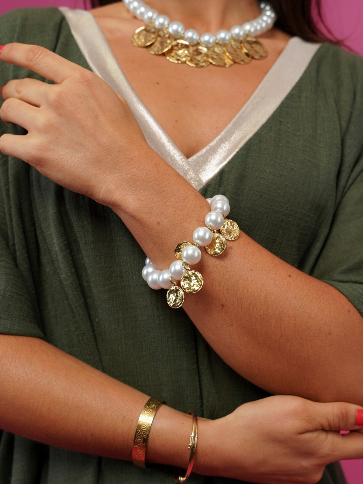 Bracelet perlé à médaillons dorés - 1677