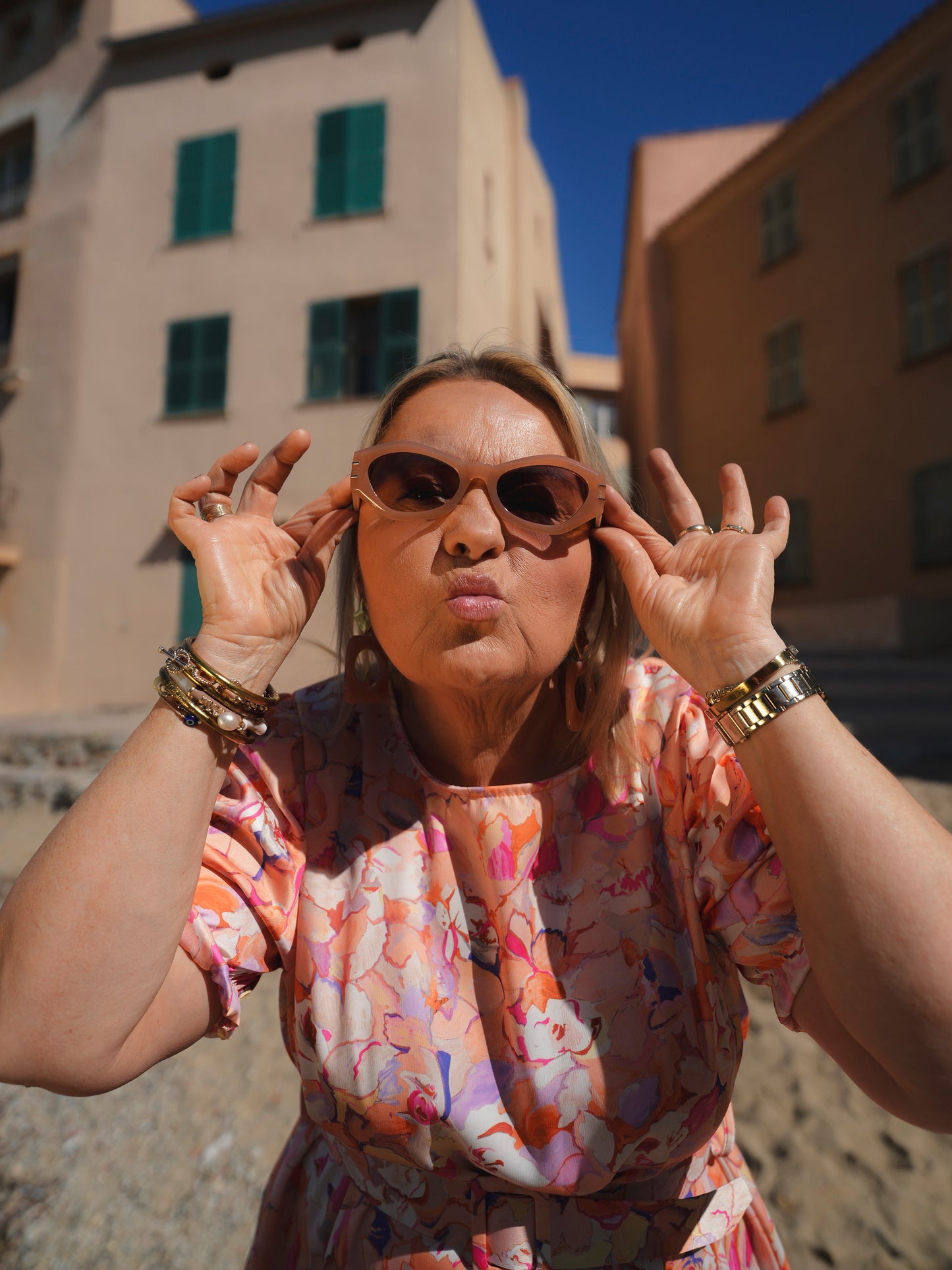 Robe courte satin fleurie