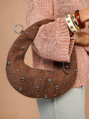 Sac demi-lune clouté marron