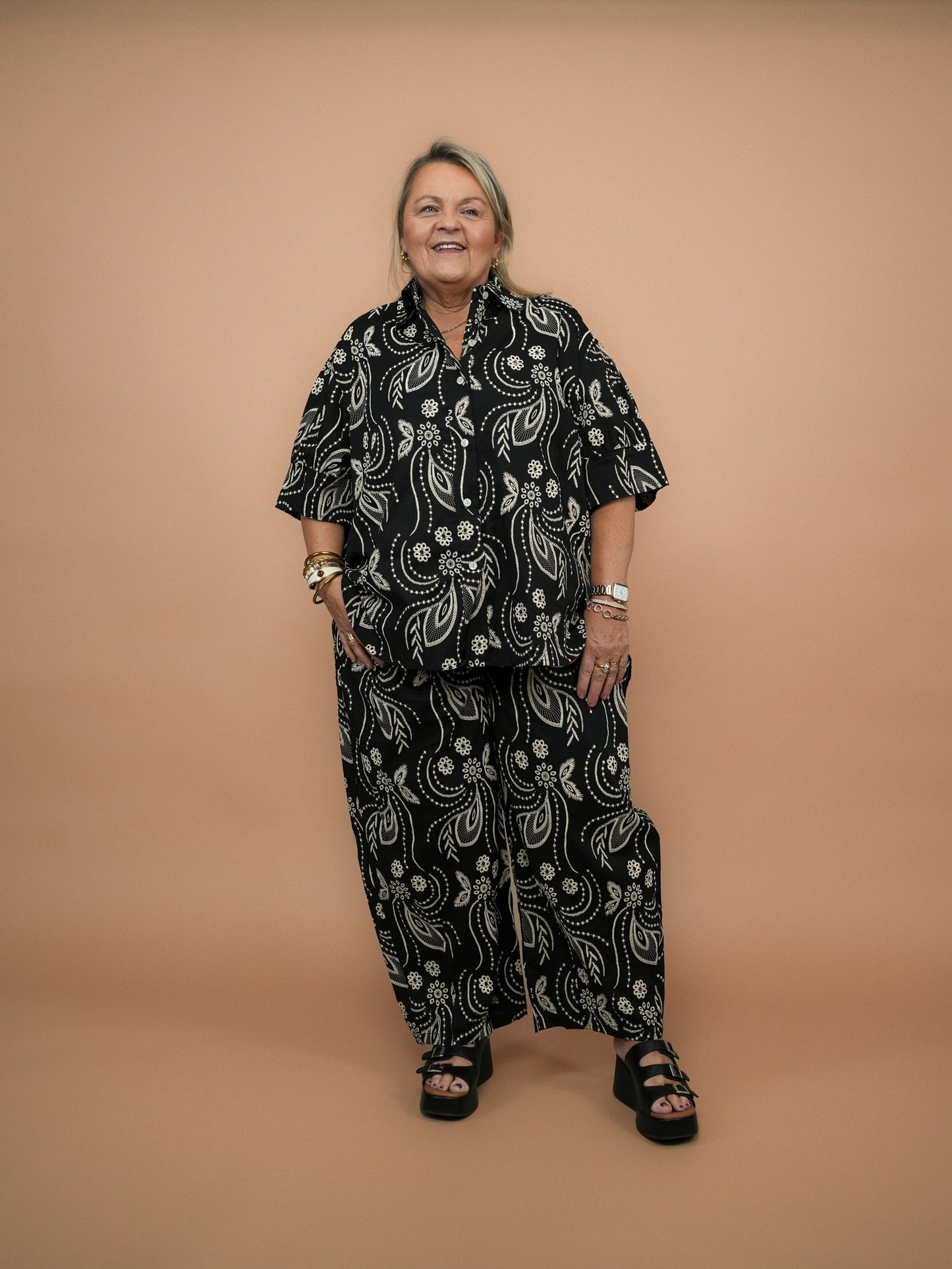 Pantalon noir effet broderie anglaise - 1541