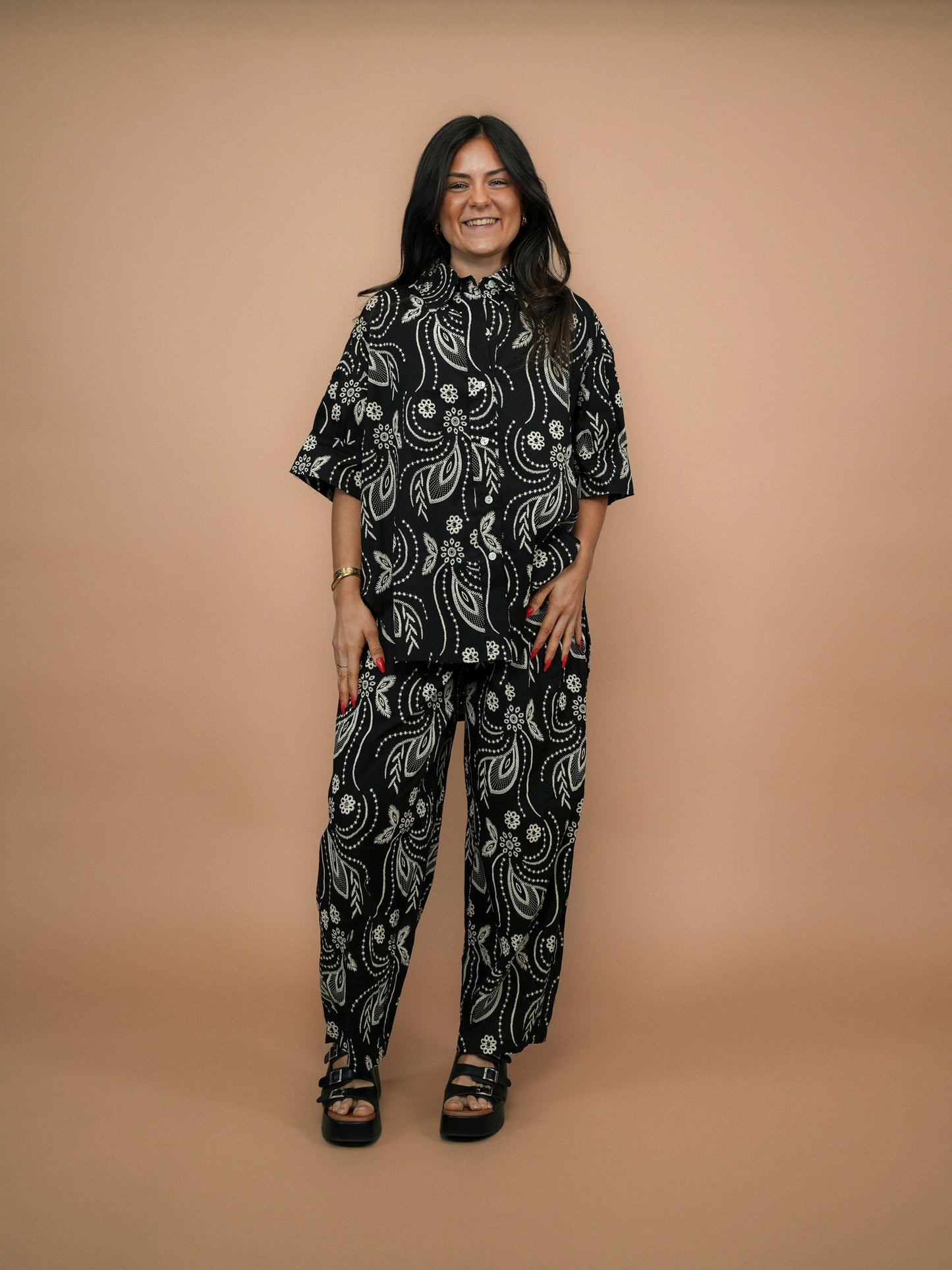 Pantalon noir effet broderie anglaise - 1541