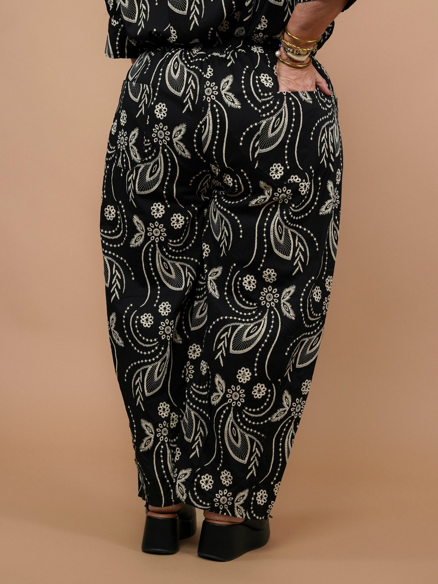 Pantalon noir effet broderie anglaise - 1541
