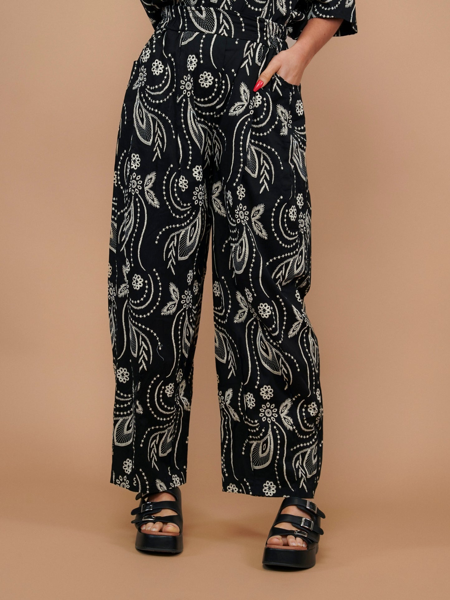 Pantalon noir effet broderie anglaise - 1541