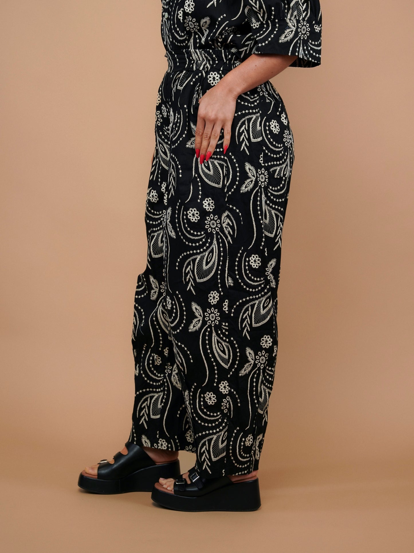 Pantalon noir effet broderie anglaise - 1541