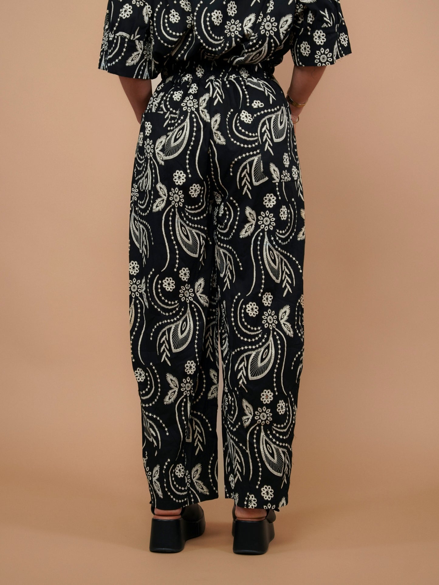 Pantalon noir effet broderie anglaise - 1541