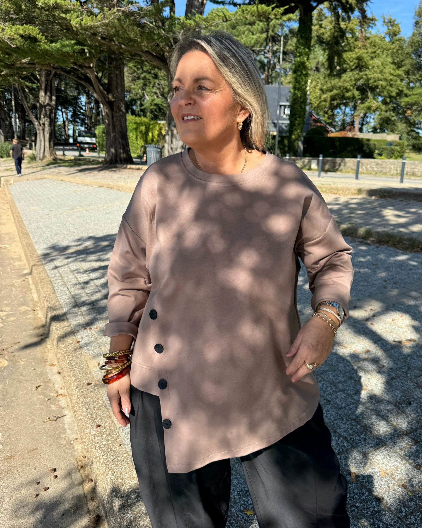 Pull asymétrique à boutons taupe