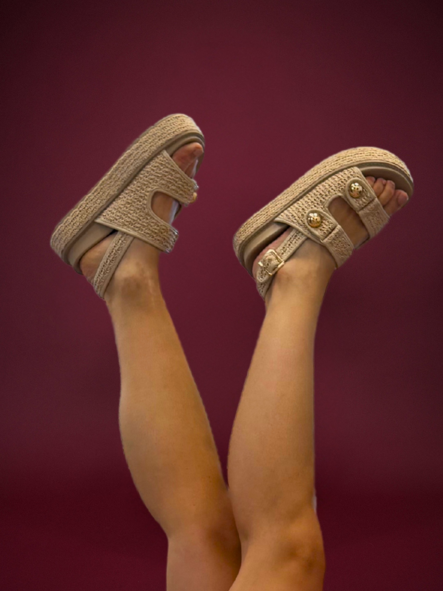 Sandales compensées en raphia tressé