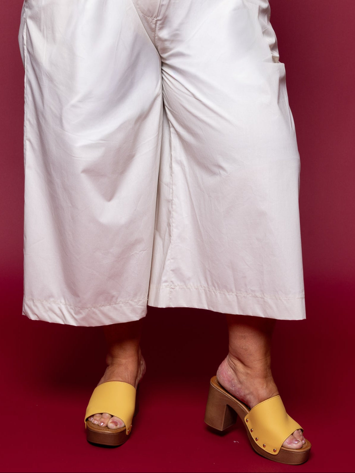 Mules à clous jaunes et marron