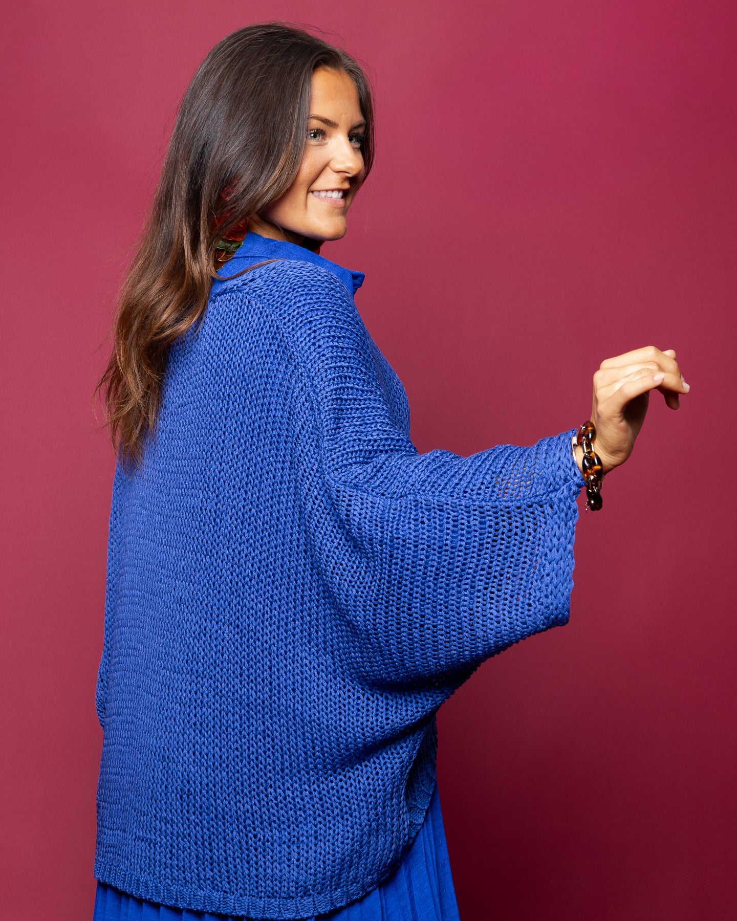 Pull col V en crochet bleu roi
