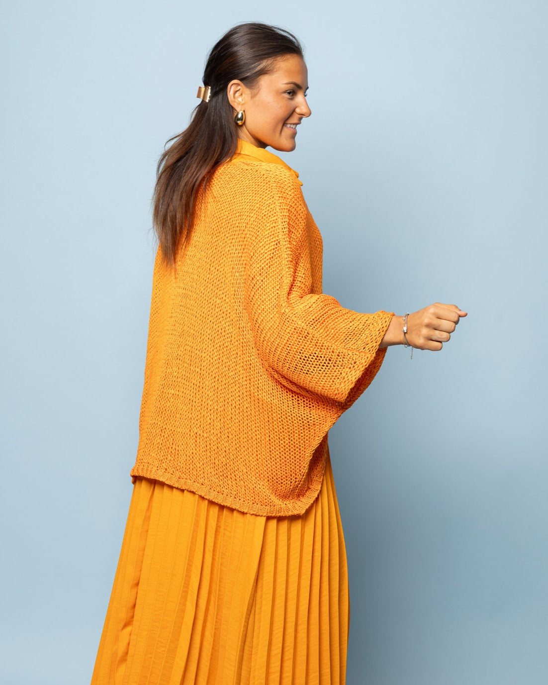 Pull col V en crochet safran