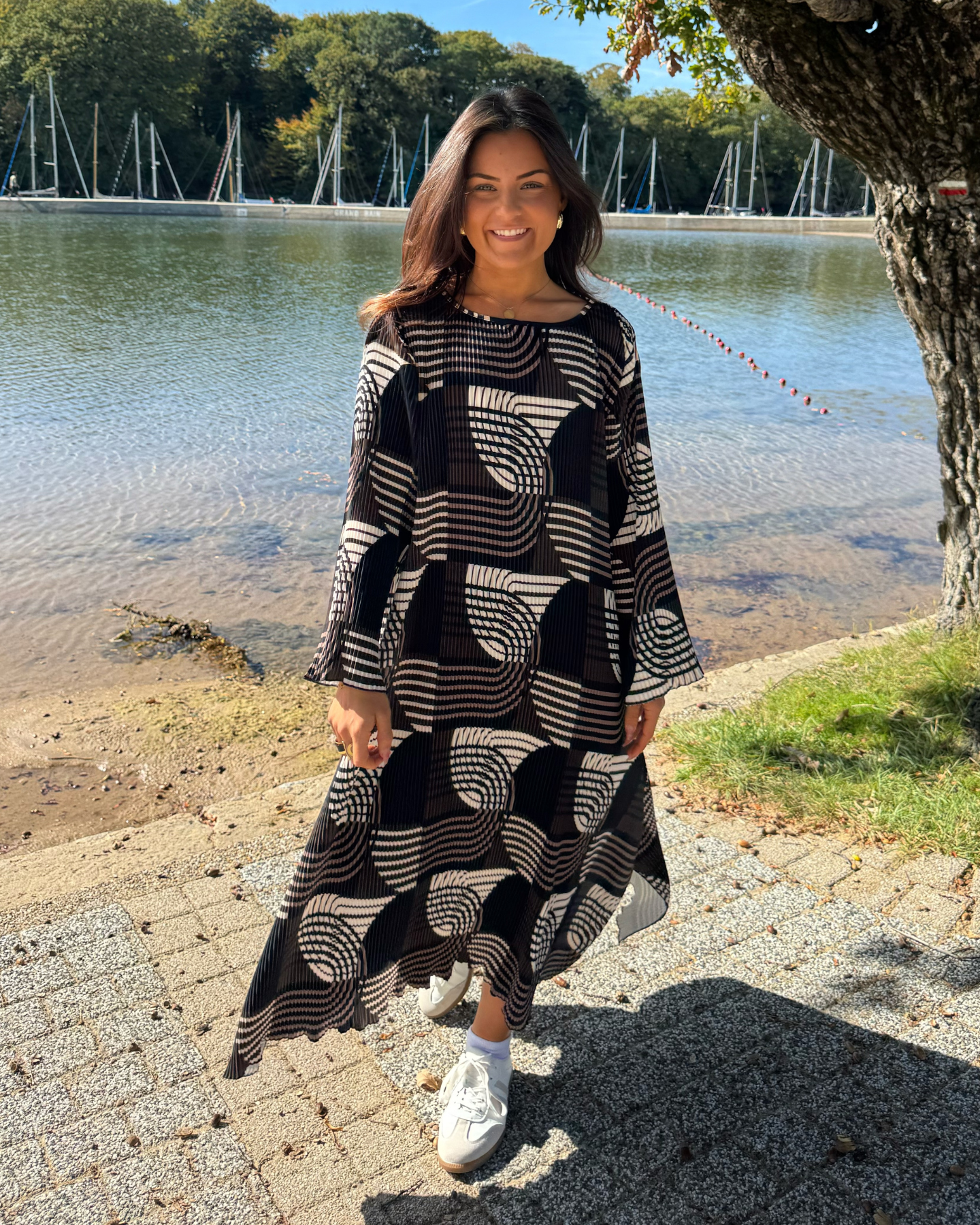 Robe gaufrée noire à imprimé rétro