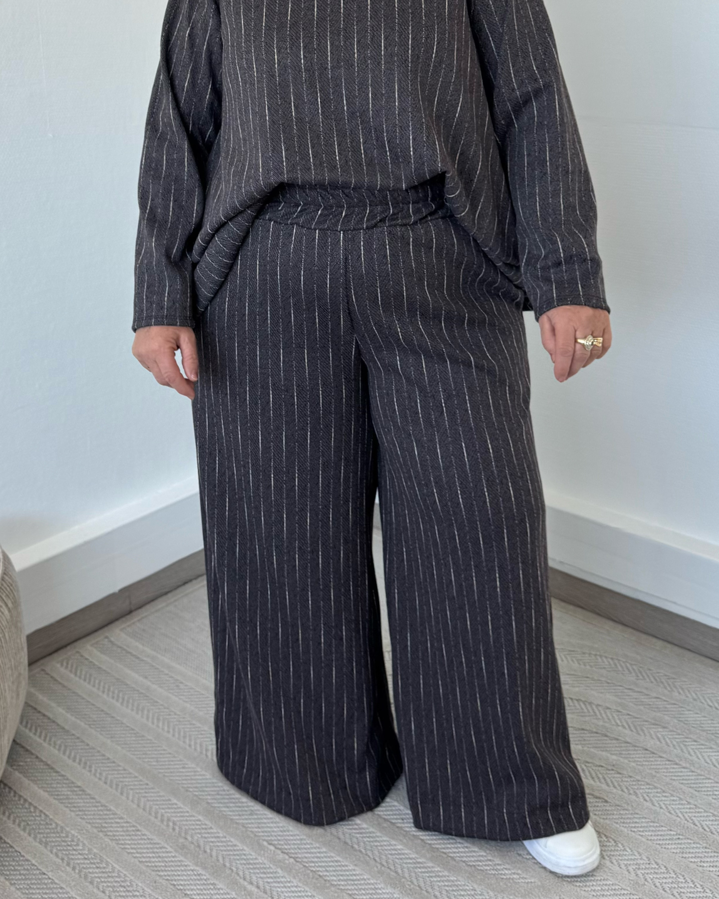 Pantalon gris à rayures