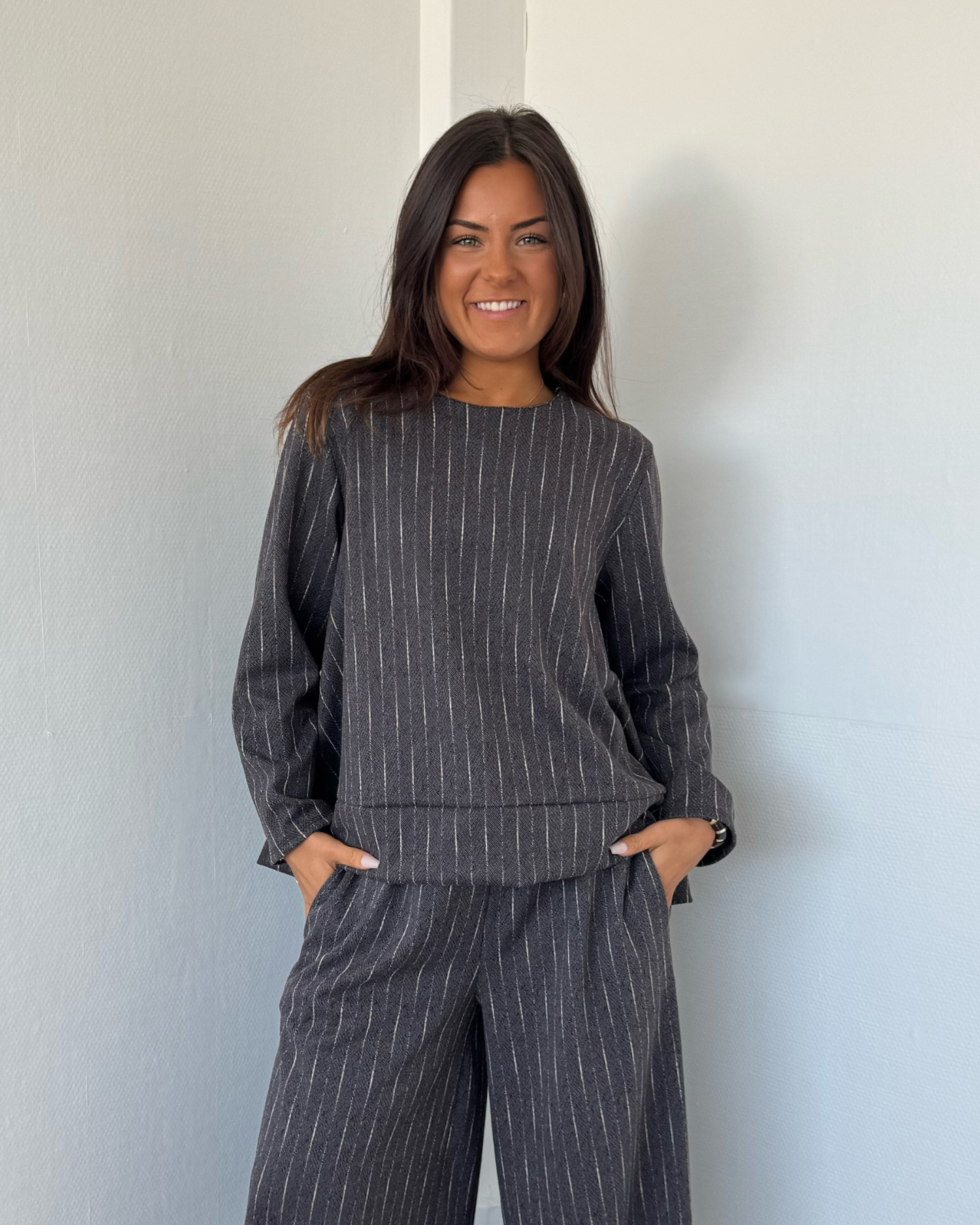 Haut à manches longues gris à rayures