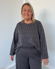 Haut à manches longues gris à rayures