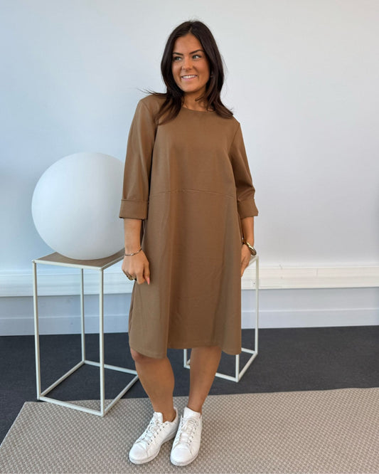 Robe dos plissé camel