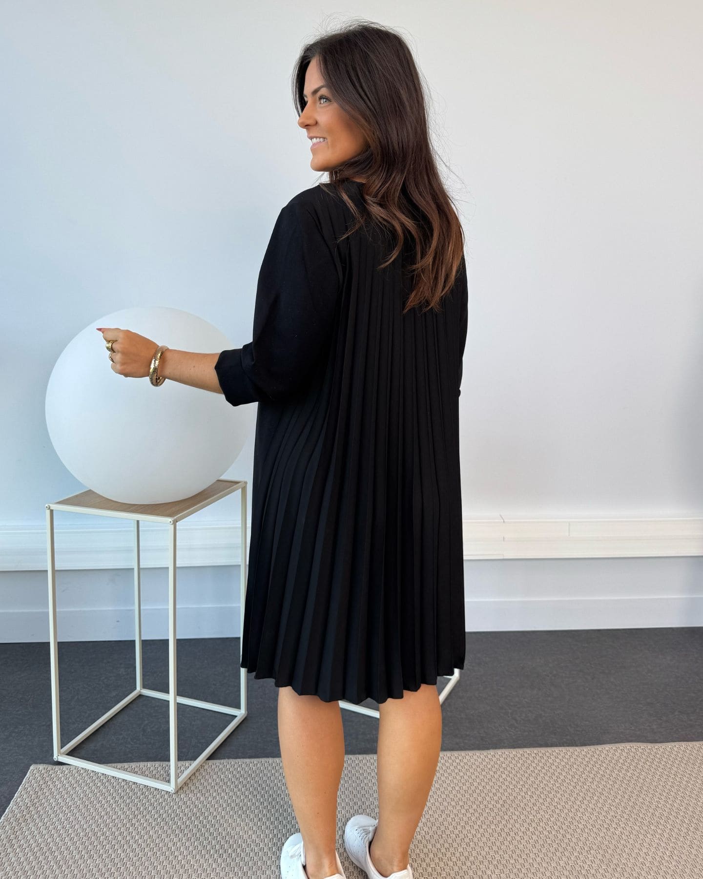 Robe dos plissé noire