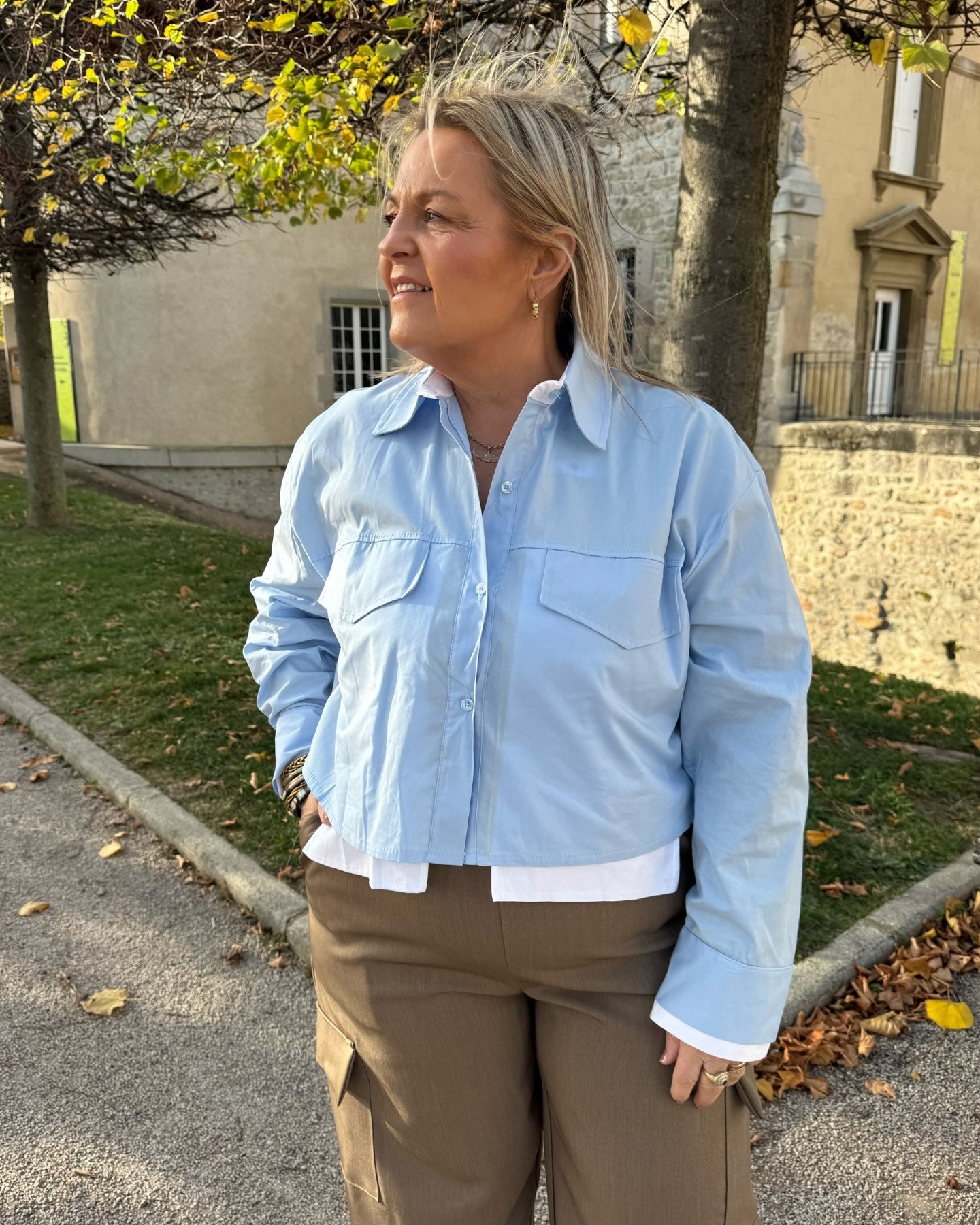 Chemise courte bleu ciel avec doublure blanche