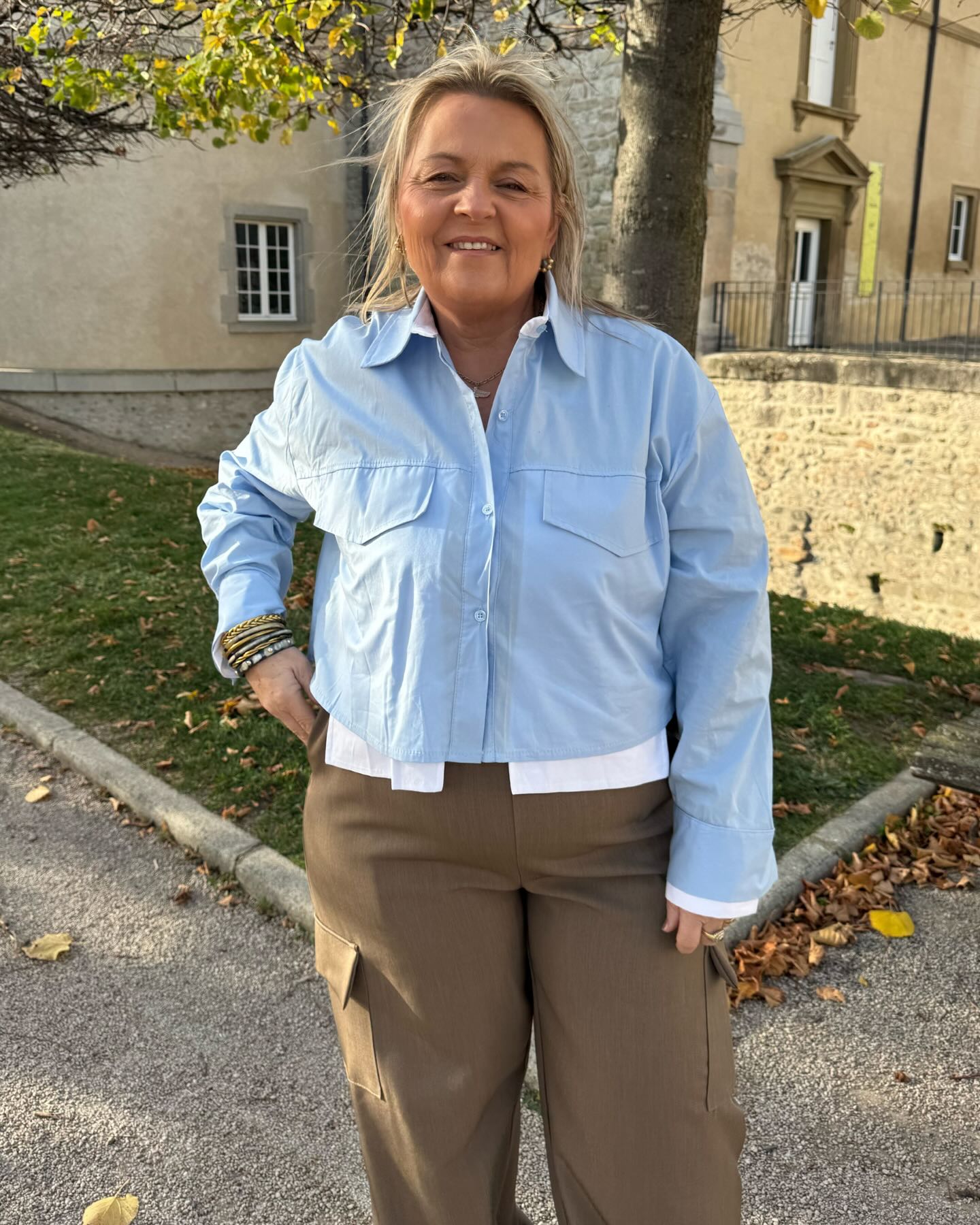 Chemise courte bleu ciel avec doublure blanche