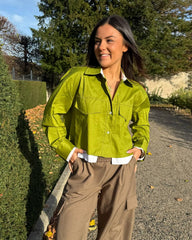 Chemise courte verte avec doublure blanche