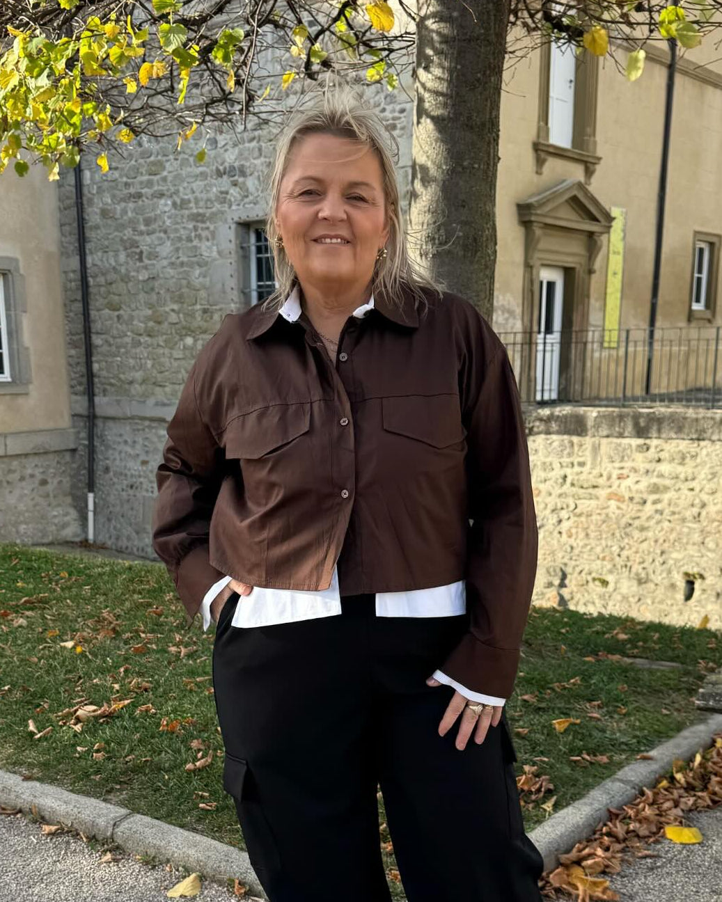 Chemise courte chocolat avec doublure blanche