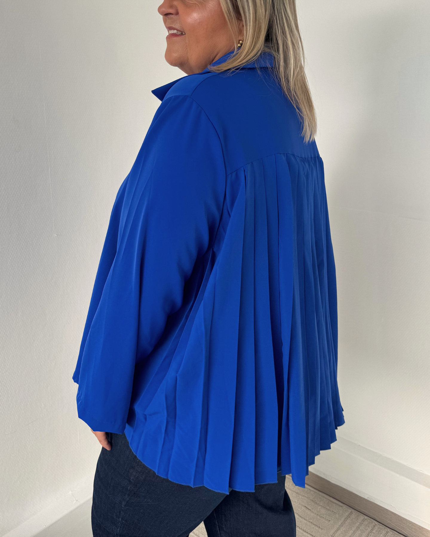 Chemise dos plissé bleue roi