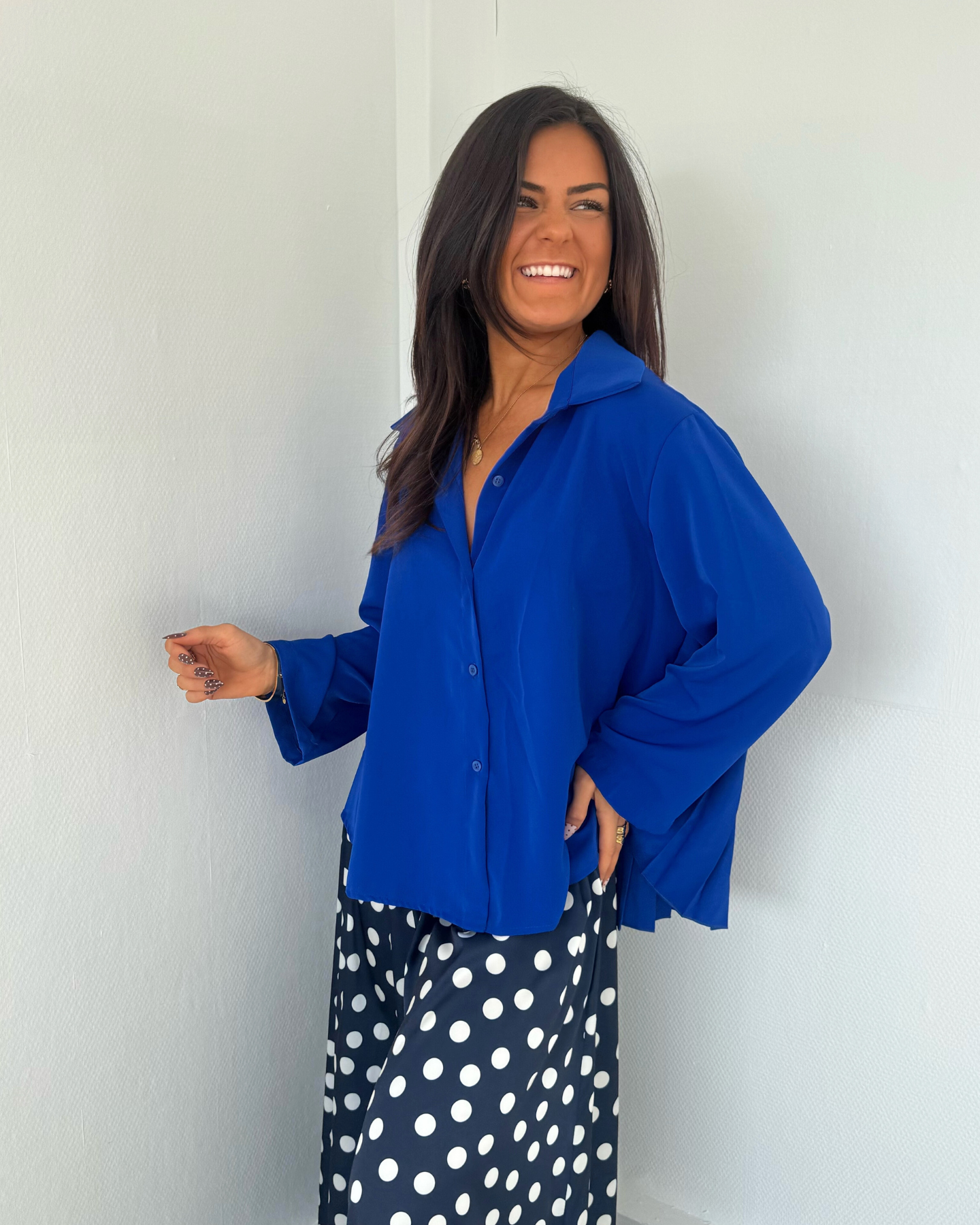 Chemise dos plissé bleue roi