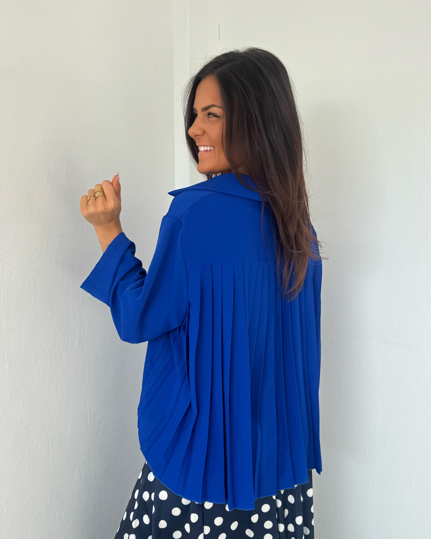 Chemise dos plissé bleue roi