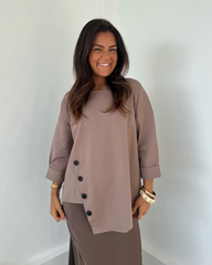 Pull asymétrique à boutons taupe