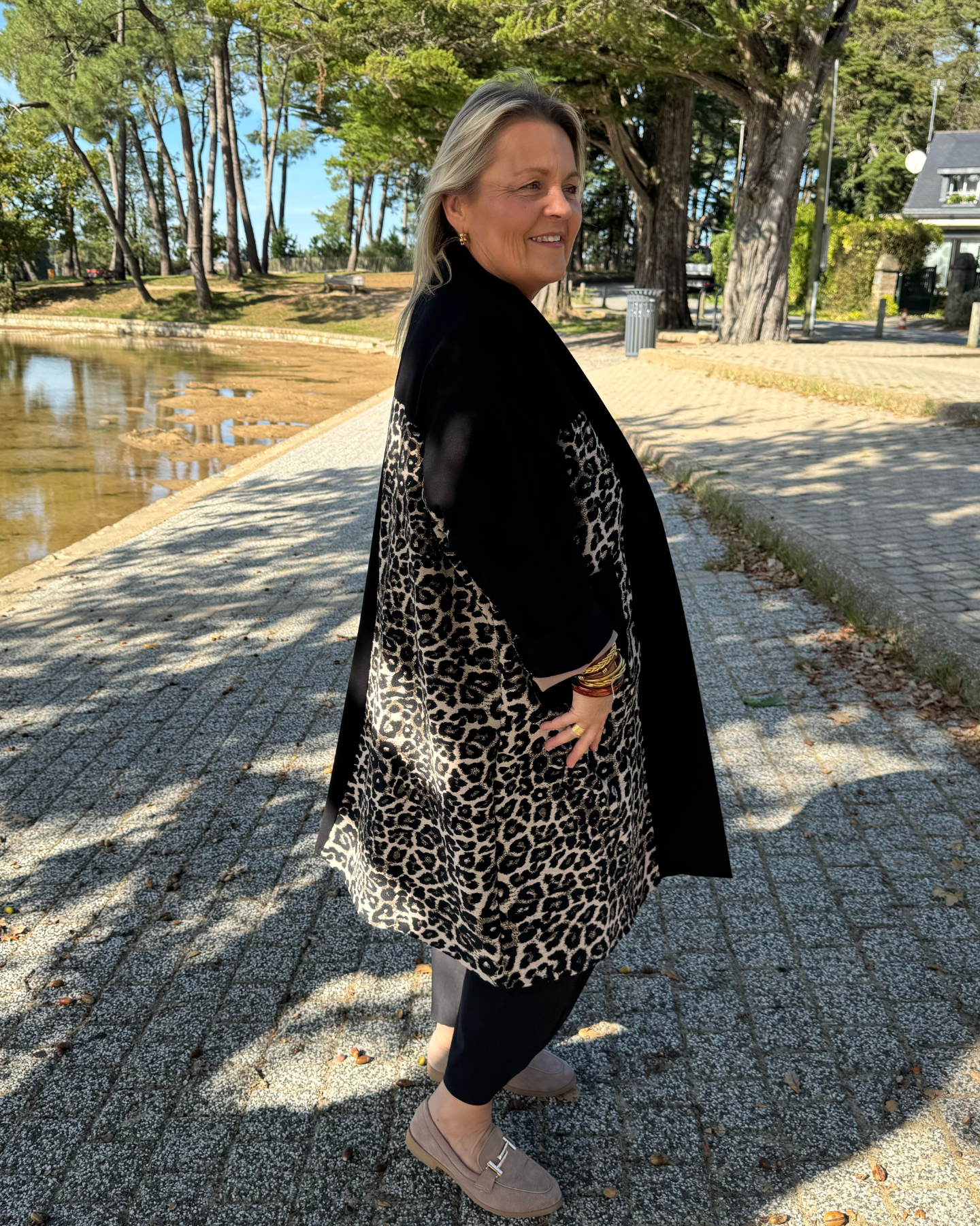 Veste noire à empiècement léopard