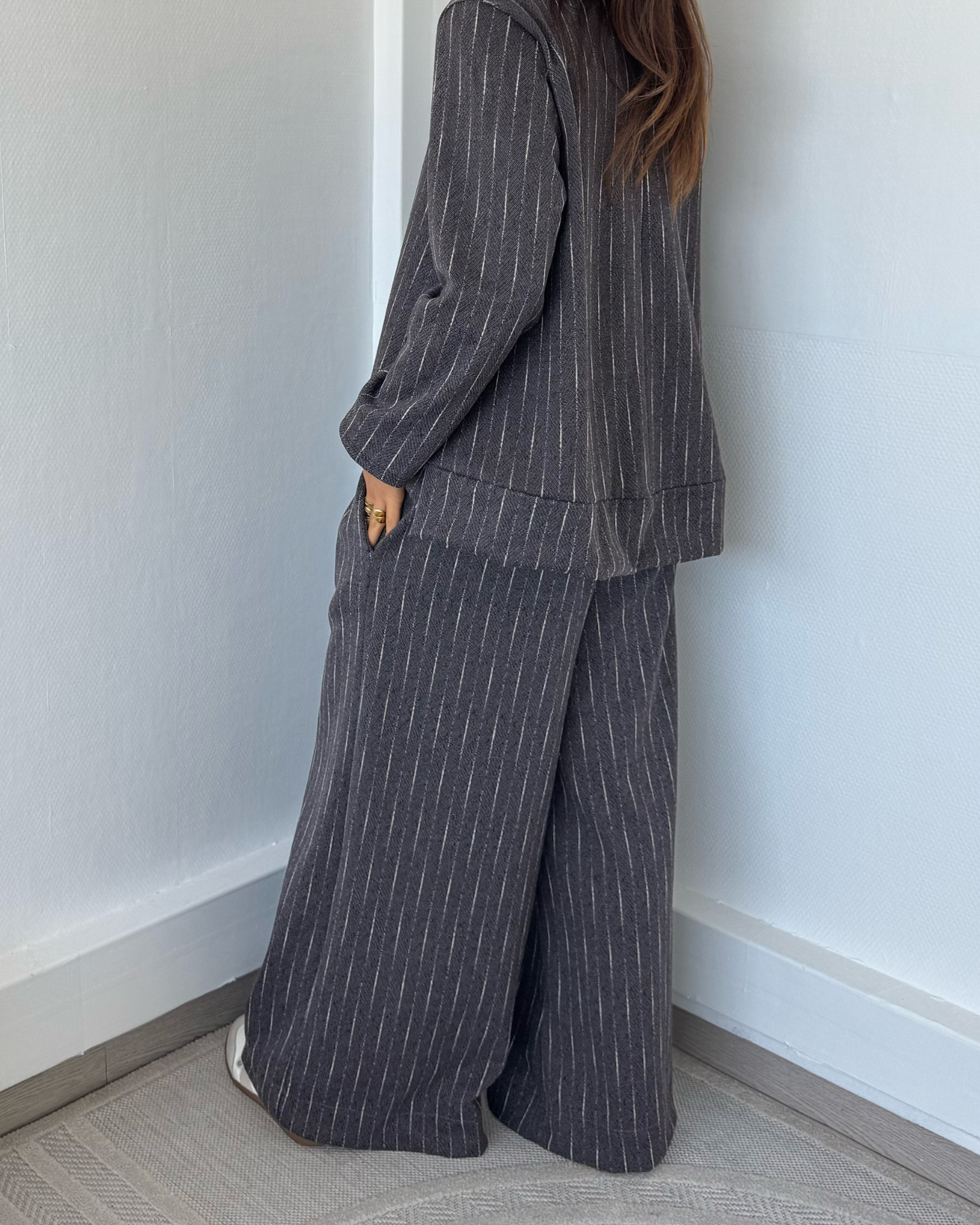 Pantalon gris à rayures