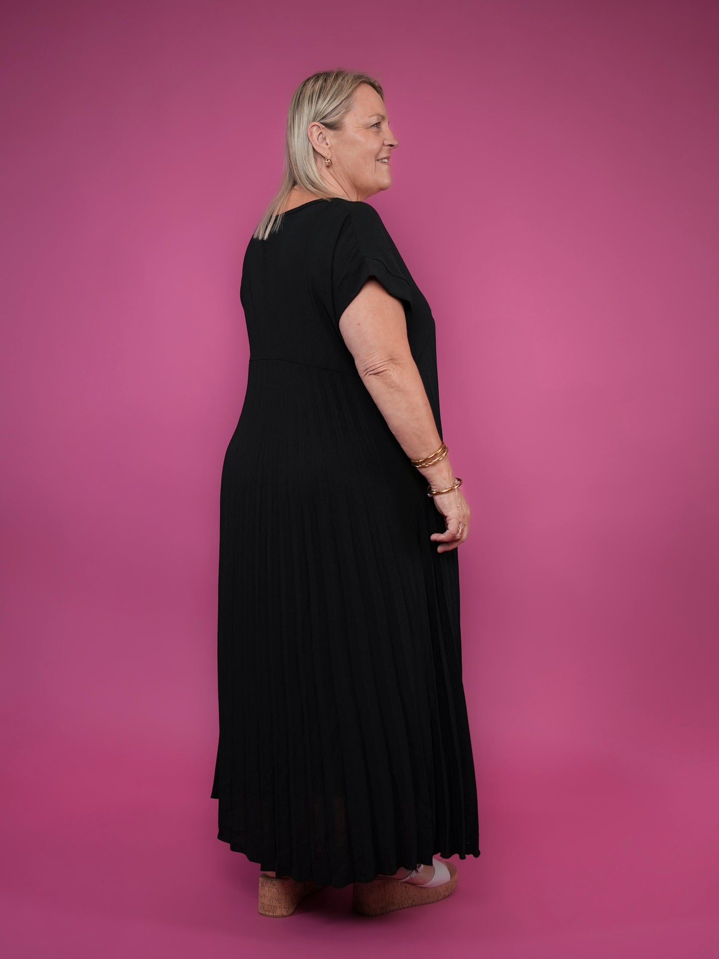 Robe plissée manches courtes noir