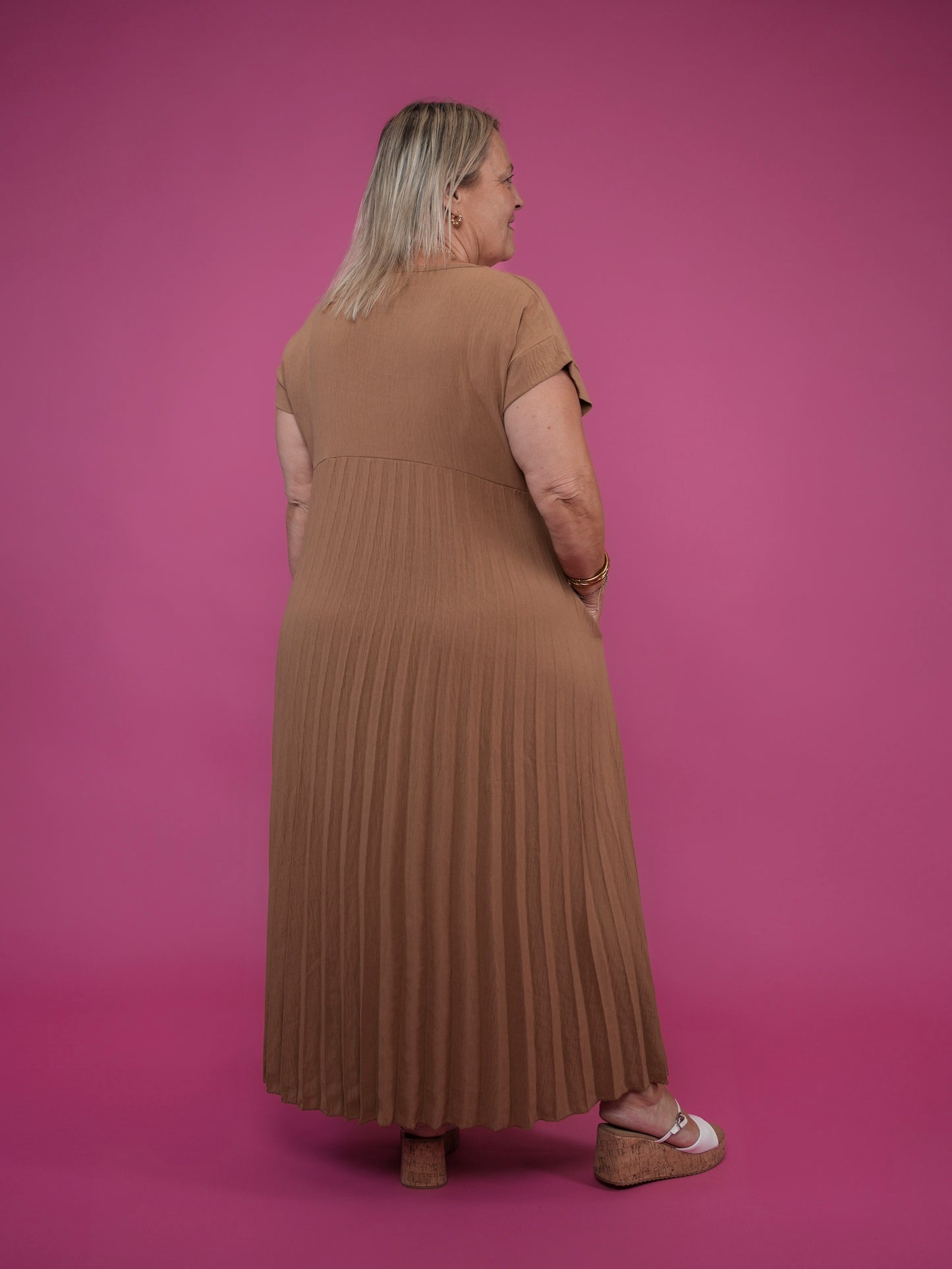 Robe plissée manches courtes camel