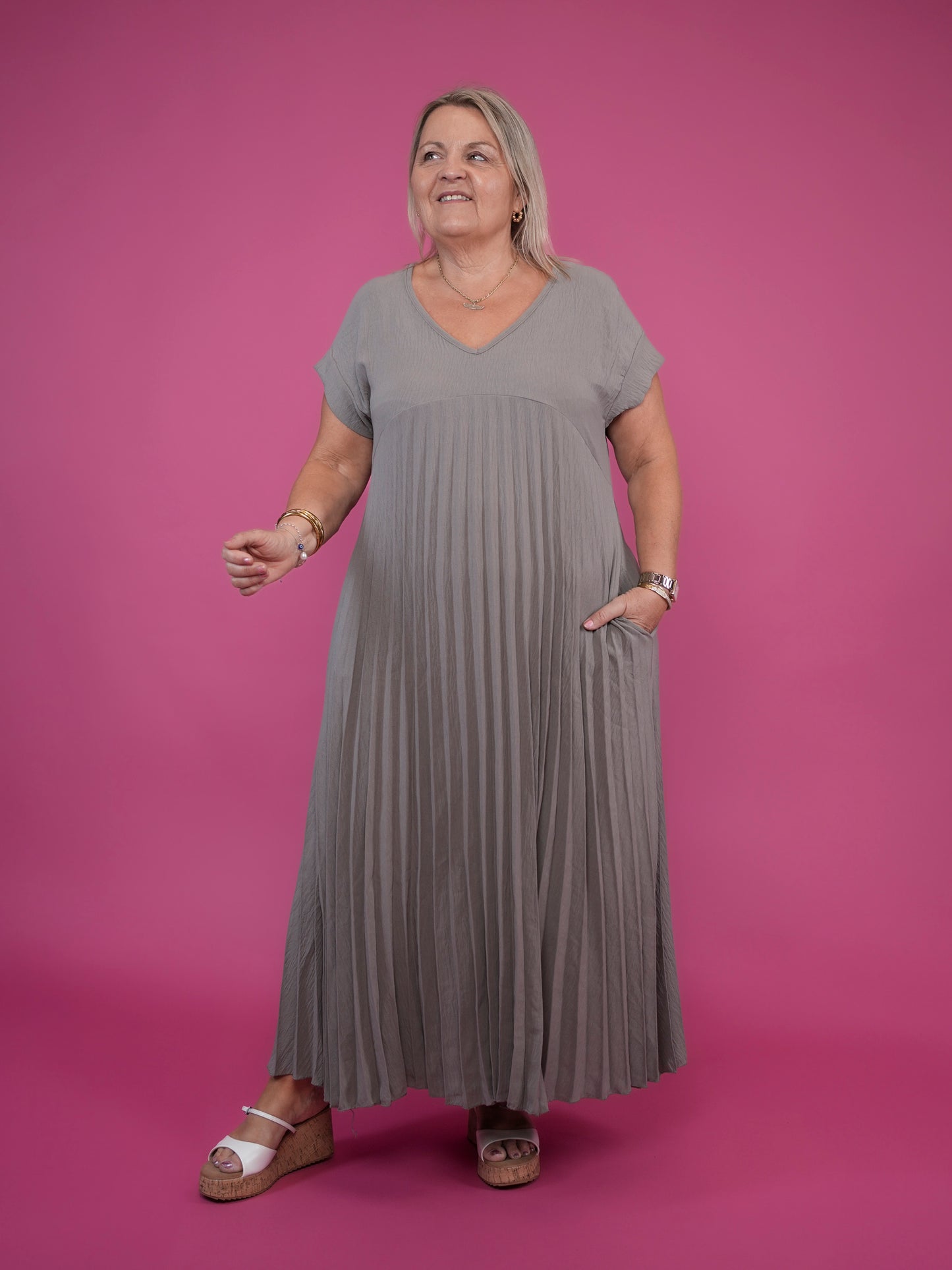 Robe plissée manches courtes taupe
