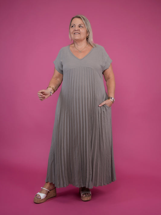 Robe plissée manches courtes taupe