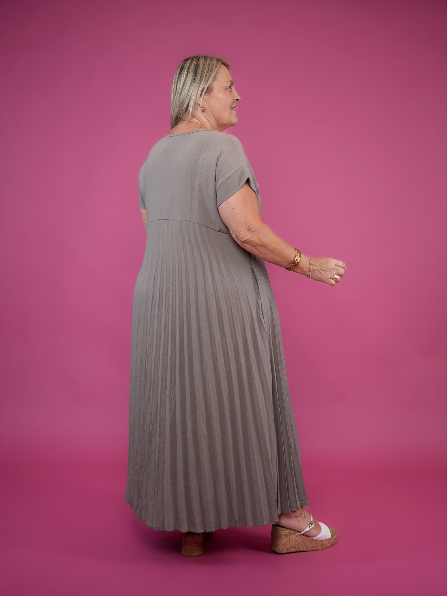 Robe plissée manches courtes taupe