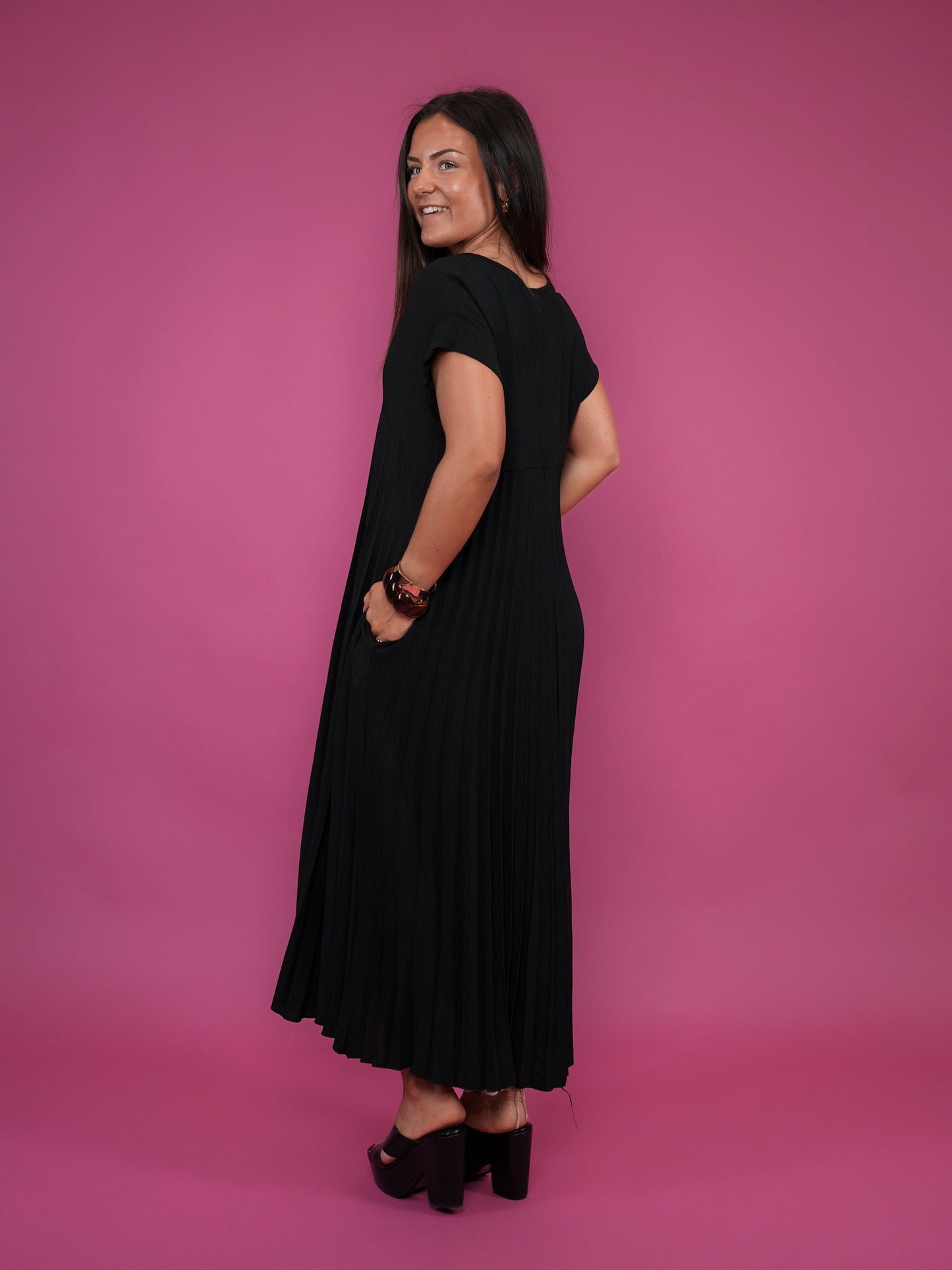 Robe plissée manches courtes noir