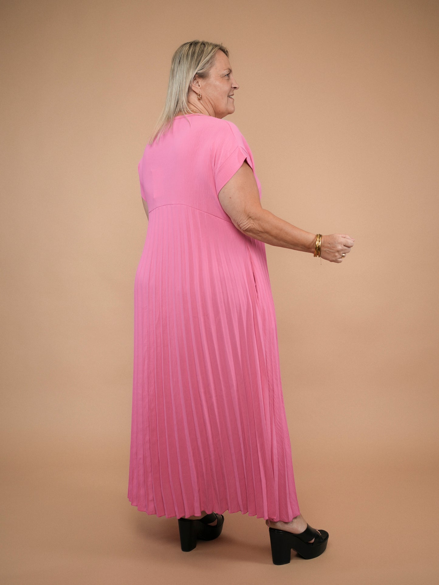 Robe plissée manches courtes fuchsia