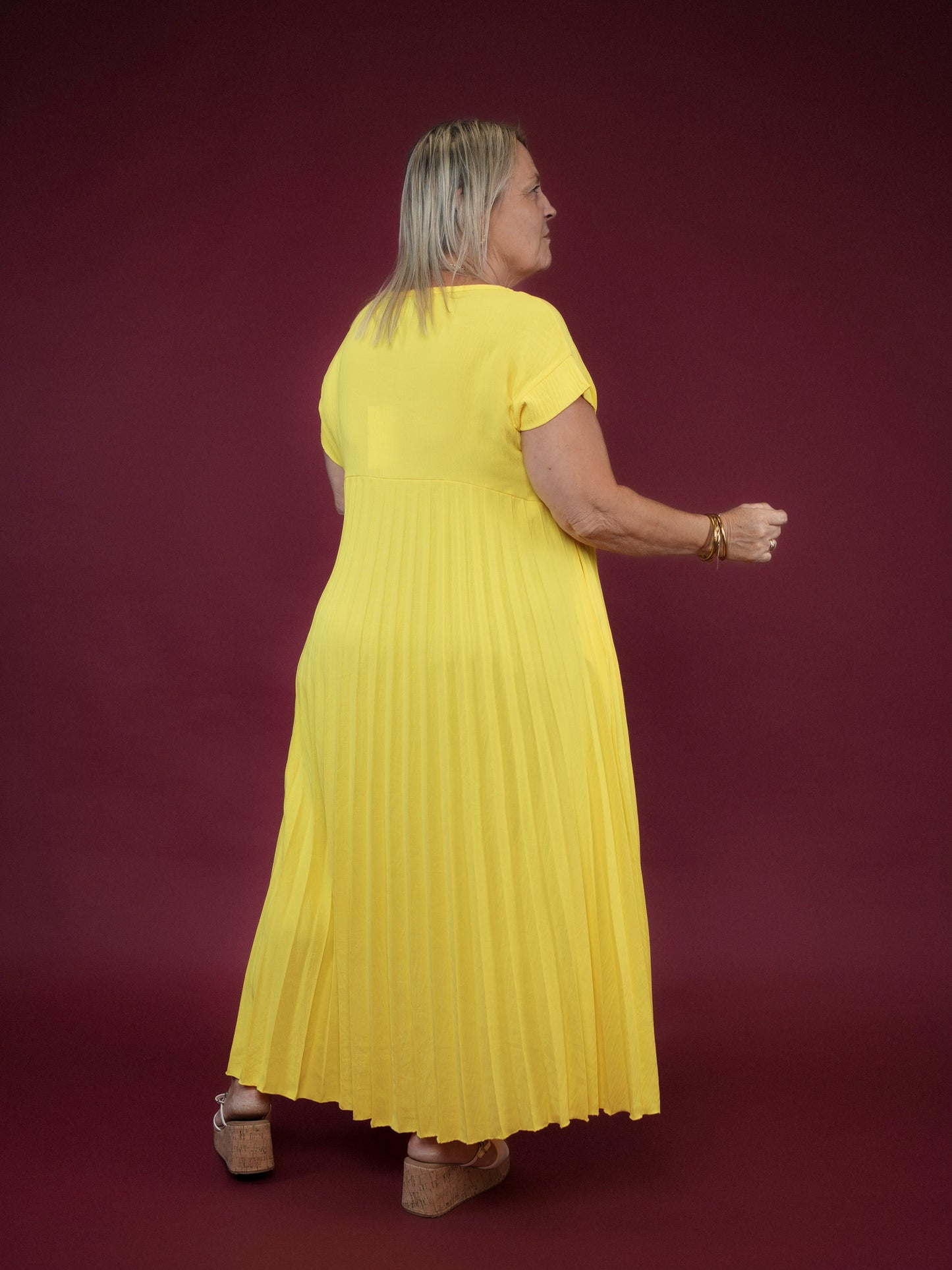 Robe plissée manches courtes jaune