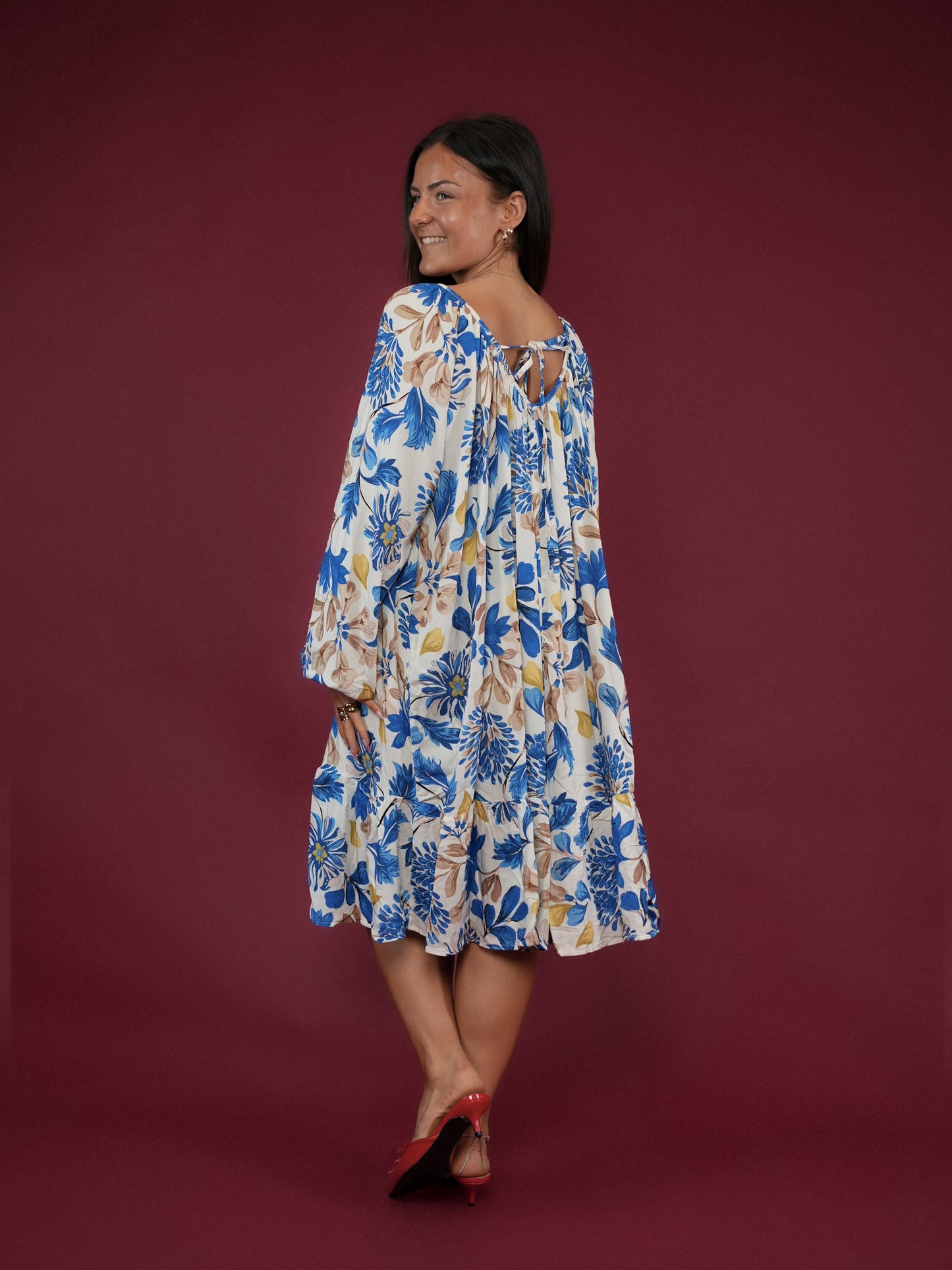 Robe fleurie à volant