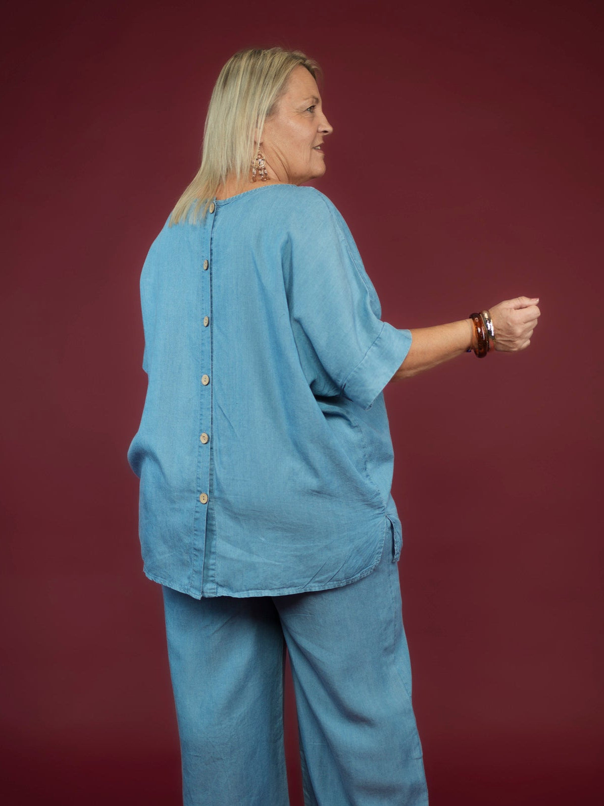 Blouse ample bleu clair à dos boutonné