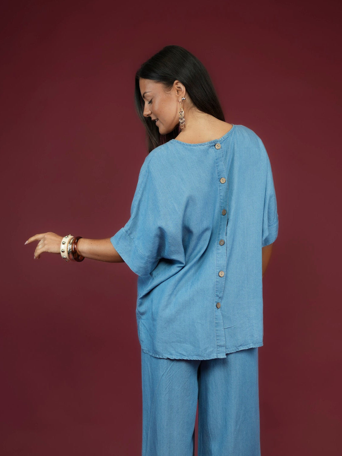 Blouse ample bleu clair à dos boutonné